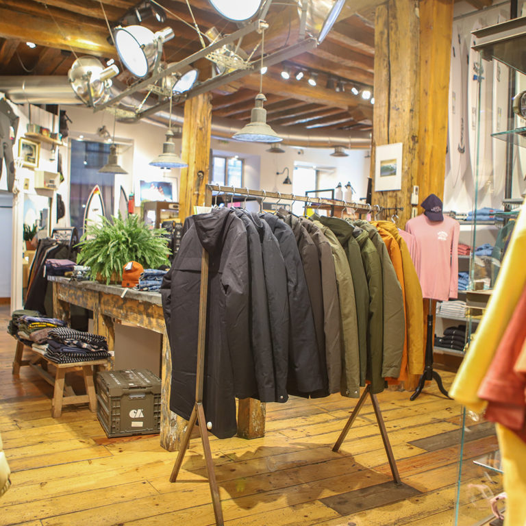 Pukas Surf, Zaharrean, Alde Zaharreko Merkatarien Elkartea, Centro Comercial de la Parte Vieja de San Sebastián